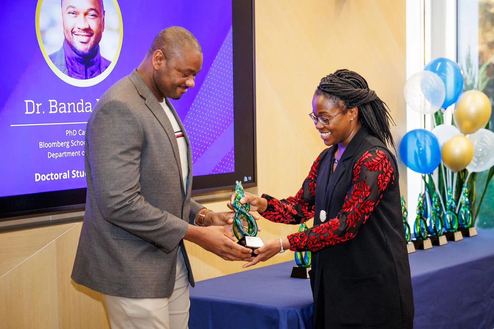 Dr Banda Khalifa receiving an award for scholarship and leadership